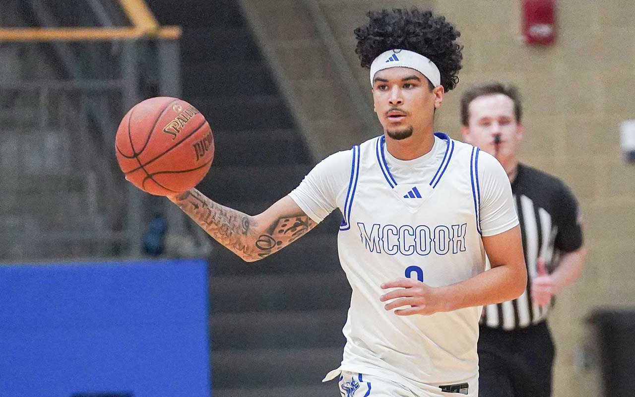 NJC men hit late shot to down MCC 78-77
